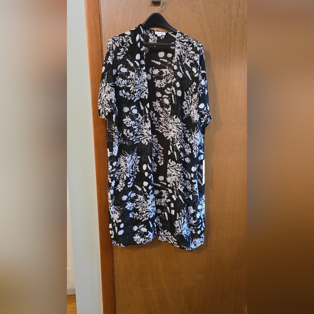 Calvin Klein black and white floral see-through short sleeved over lay size 8